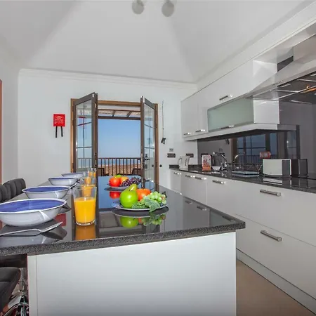 Honey Rose, Appartement